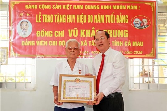 Trao Huy hiệu 80 năm tuổi Đảng cho đảng viên cao niên