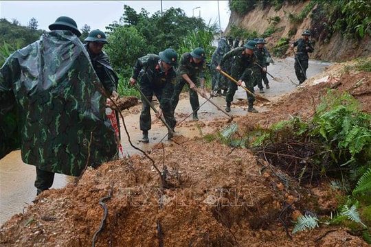 Bộ Quốc phòng yêu cầu các đơn vị khắc phục nhanh hậu quả mưa lũ tại Trung Bộ