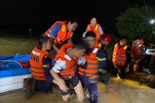 Quảng Trị: Giải cứu thành công nhiều người dân bị kẹt giữa dòng nước lũ