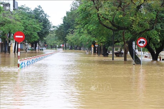 Khuyến cáo di chuyển trên các tuyến đường qua thành phố Huế