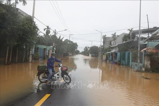Mưa lớn gây ngập, ách tắc giao thông tại trung tâm thành phố Đà Nẵng