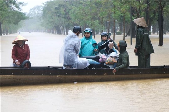 Hình ảnh đẹp của người chiến sĩ Công an trong mưa lũ ở Huế