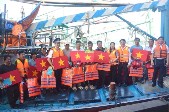 Cảnh sát biển cùng ngư dân Lâm Đồng chung tay gỡ thẻ vàng IUU