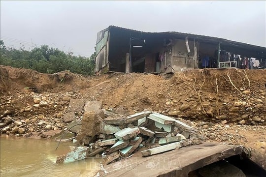 Huế: Ba cây cầu ở Khe Tre gãy sập do mưa lũ, giao thông chia cắt cục bộ