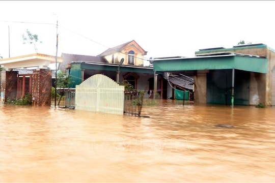 Hà Tĩnh căng mình chống lũ, nhiều hộ dân phải sơ tán khẩn cấp