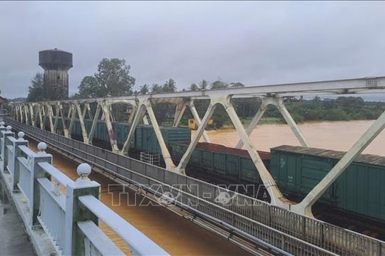 Ngành đường sắt lần thứ 3 điều tàu giữ cầu qua sông Hương