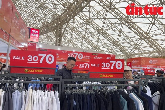 Người dân Thủ đô hào hứng 'săn hàng giảm giá' tại Hội chợ Mùa Thu 2025