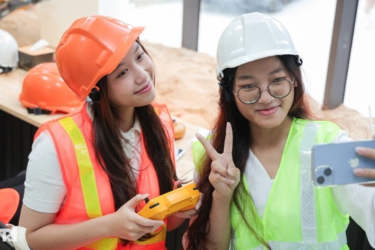 Hà Nội: Quán cà phê công trường, khách đến lái máy xúc, xe ben