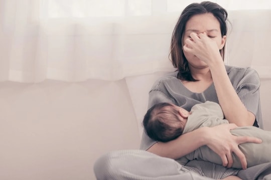 Chồng lén lấy sữa tôi vừa vắt, tôi xấu hổ tột cùng khi biết anh làm gì