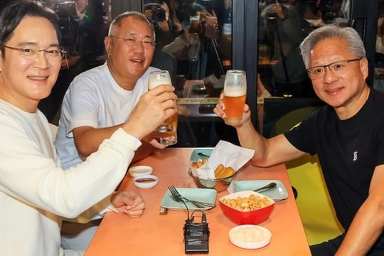 3 tỷ phú ăn gà rán uống bia, trả tiền hóa đơn cho khách, quán ăn "vỡ trận"