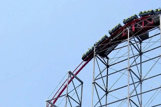 Cặp đôi liều mình giữ chặt bé gái suýt văng khỏi tàu lượn siêu tốc cao 60m