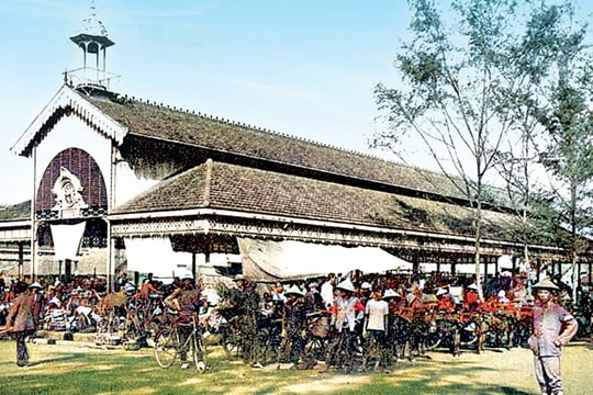 Địa danh nào ở miền Tây được cho là từng có nhiều chim công đậu?