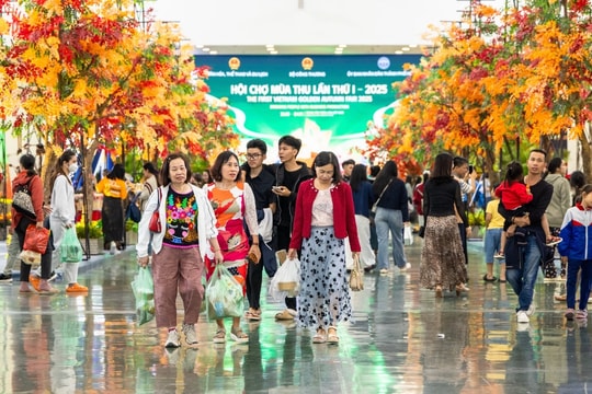 Du khách đổ về Hội chợ Mùa thu trước ngày bế mạc