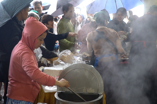 Chủ quán bán đặc sản không ngơi tay ở hội chợ mùa thu