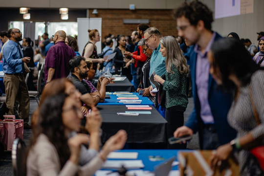 Mỹ: Dân văn phòng mất việc hàng loạt, thợ lành nghề 'lên ngôi'