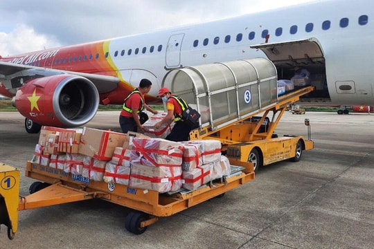 Vietjet vận chuyển miễn phí hàng cứu trợ đến vùng lũ
