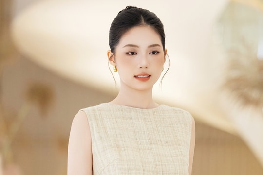 Á hậu Châu Anh trình diễn váy hở lưng