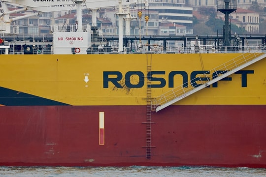 OPEC+ dừng tăng sản xuất dầu từ đầu năm sau