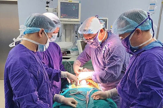 Thanh niên 22 tuổi vỡ tinh hoàn khi đá bóng