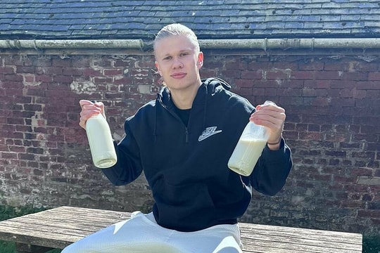 Haaland khơi mào tranh luận về việc uống sữa thô