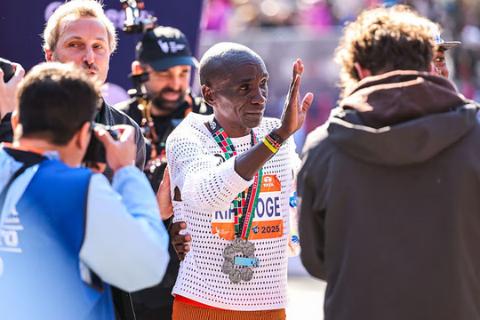 Kipchoge đạt sub2:15 tại New York Marathon 2025