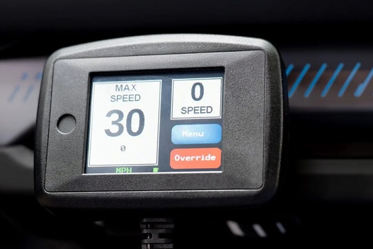 Tài xế có thể lắp thiết bị giới hạn tốc độ thay vì bị tước bằng lái