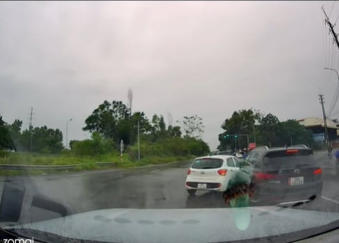 Ôtô bị đâm khi vượt đèn đỏ