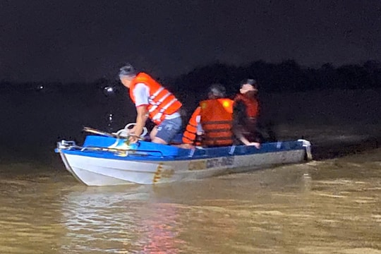 Mải bắt dế, 7 người bị lũ bủa vây