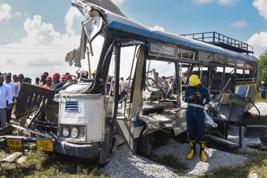 Xe tải chở đá dăm đâm xe buýt ngược chiều, 24 người thiệt mạng