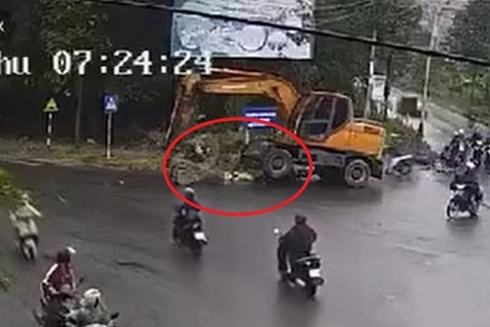 Xe máy xúc húc ngã hai người đi xe máy ngược chiều