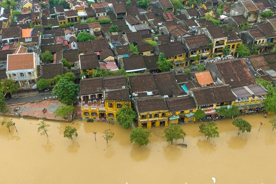 Các sông ở Huế, Đà Nẵng lên báo động ba, nhiều nơi tái ngập