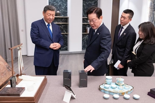 Thông điệp của ông Tập khi tặng điện thoại Xiaomi cho Tổng thống Hàn