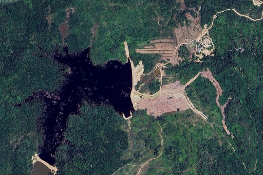 Hai hồ bị xé toạc gần 85 m bờ bao là lý do lũ quét ở Lâm Đồng