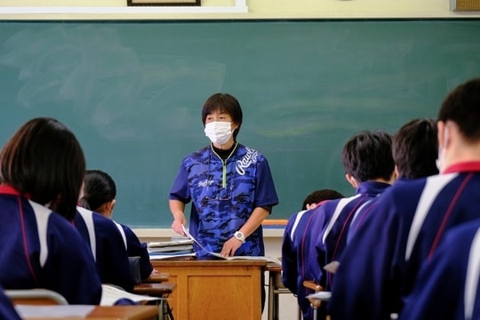 'Chấm dứt hoàn toàn dạy thêm khi lương giáo viên điều chỉnh cao hơn'