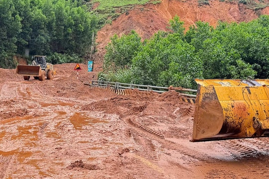 Đường Hồ Chí Minh, quốc lộ 1 tiếp tục sạt lở, ngập nước
