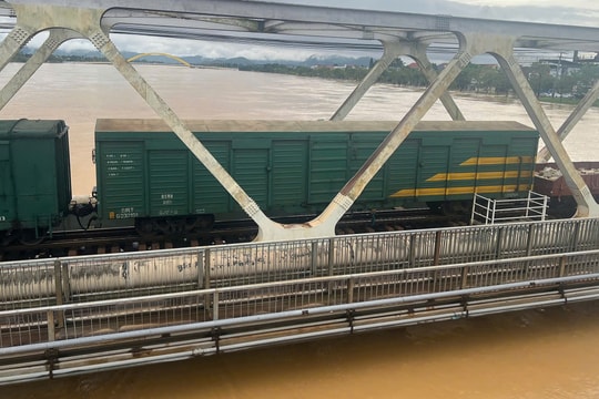 Điều hai tàu hàng chở đá ngăn lũ cuốn trôi cầu đường sắt tại Huế