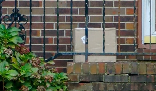 Người phụ nữ sốc nặng khi thấy tay người trong gói hàng mới nhận