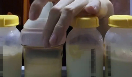 Chuyên gia nói gì về việc dùng sữa mẹ pha cà phê?