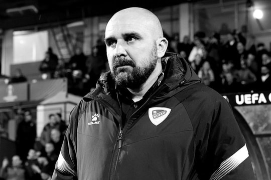 Huấn luyện viên vừa nhậm chức 10 ngày qua đời giữa trận đấu