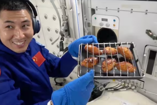 Phi hành gia nướng cánh gà và bít tết ngay trên trạm vũ trụ