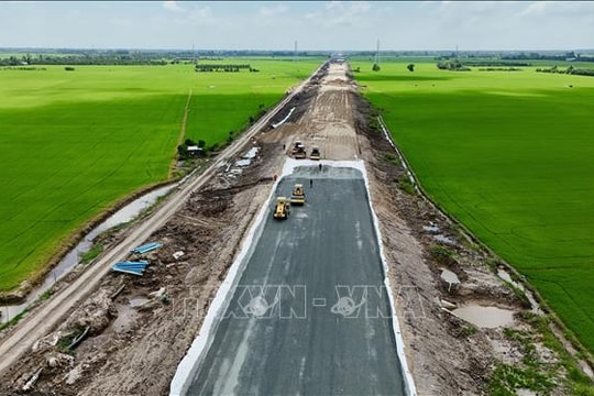 Cao tốc Châu Đốc - Cần Thơ - Sóc Trăng chậm tiến độ do thiếu cát