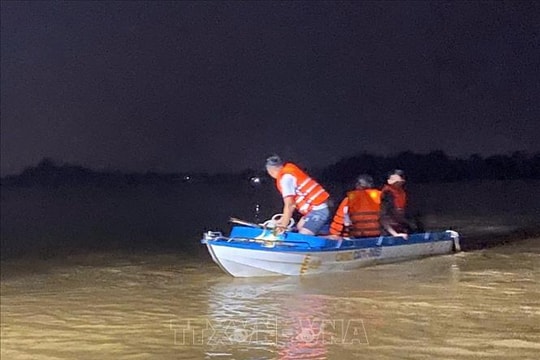 Giải cứu thành công 3 người mắc kẹt do lũ khi đi khai thác rừng tràm