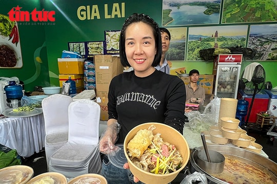Bún ché Gia Lai 'gây sốt' tại Lễ hội Ẩm thực Thu mỹ vị