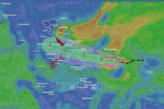 Ảnh hưởng bão KALMAEGI: Khu vực giữa Biển Đông có gió mạnh, sóng lớn