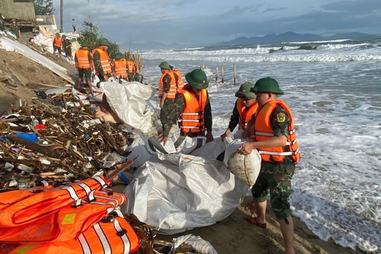 Hơn 100 cán bộ, chiến sĩ quân đội tham gia khắc phục sạt lở bờ kè đê biển ở Đà Nẵng