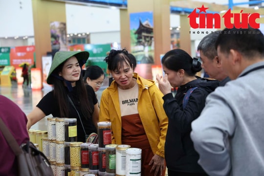 Ngày cuối Hội chợ Mùa Thu 2025 vẫn đông kín khách tham quan