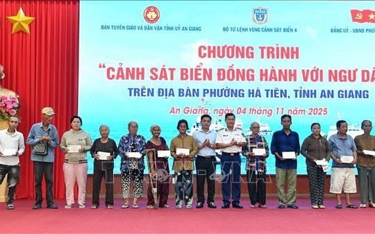Cảnh sát biển đồng hành với ngư dân