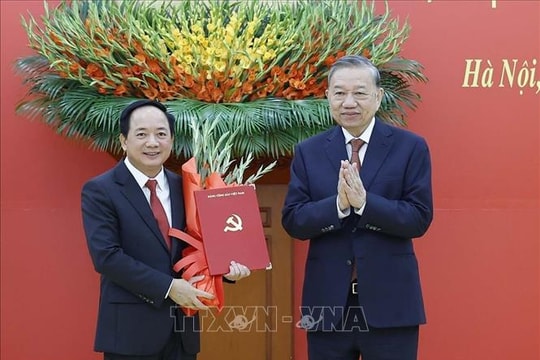 Tổng Bí thư Tô Lâm trao các quyết định của Bộ Chính trị về công tác cán bộ
