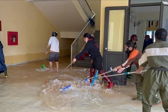 Trường học vùng lũ Hà Tĩnh nỗ lực dọn dẹp để sớm đón học sinh trở lại