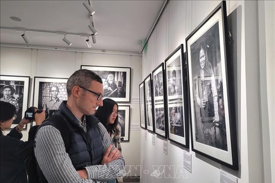 Triển lãm ảnh tái hiện hơn ba thập kỷ đổi thay của Việt Nam